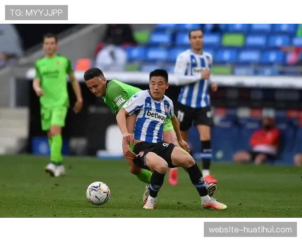 战术板:图解本赛季西甲流行的4-4-2中场菱形站位如何寻求攻守平衡。 战术板:图解本赛季西甲流行的4-4-2中场菱形站位如何寻求攻守平衡。